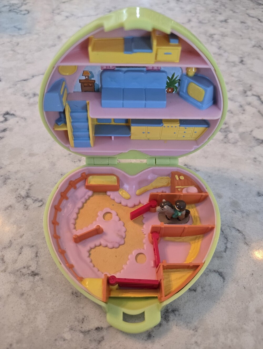 Vintage Bluebird 1989 Polly Pocket Pony Club Stable Green Heart with One Figure